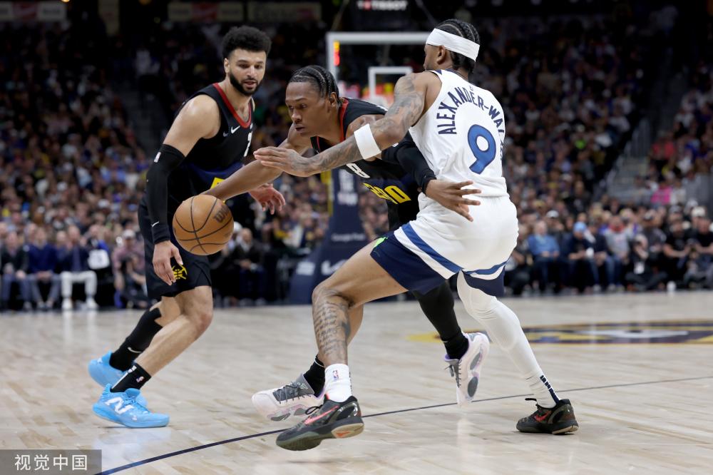 莱昂纳德中国行近距离体验川剧变脸 随后露出笑容