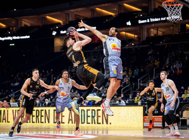 谢晋挡不住！12分钟传射建功，小角度世界波，3场独造3球