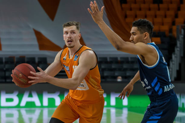 体育CBA：终结连败 青岛93-76击败同曦